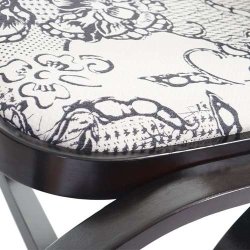 Gyngestol lavet af valn�ddetr� med sort Jacquard stof