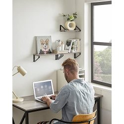 Hylder i tr - 3 vghngte svvende trhylder - gr vghylder