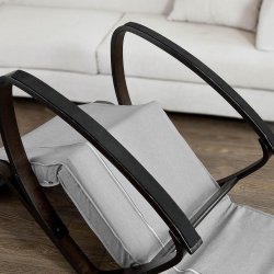 Gyngestol i birketr� og gr� stof med justerbar fodst�tte