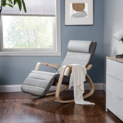 Gyngestol i birketr� med justerbar fodst�tte - lysegr� stof