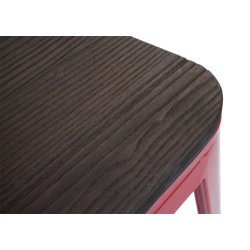 Barstol med trsde - hj stol i rdt stl - industriel design