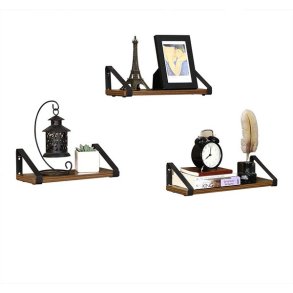 Hylder i tr - 3 vghngte svvende trhylder - brune vghylder