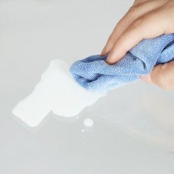 Stuebord - rundt sofabord med hrdet glas og gyldent stel - 84