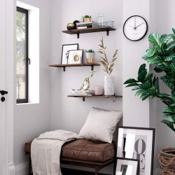 Hylder i tr - 2 vghngte svvende trhylder - brune vghylder