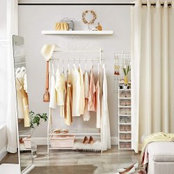 Tjstativ med hylder i beige metal - tjstang med 2 skohylder