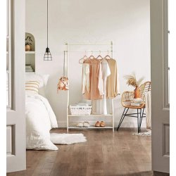 Tjstativ med hylder i beige metal - tjstang med 2 skohylder