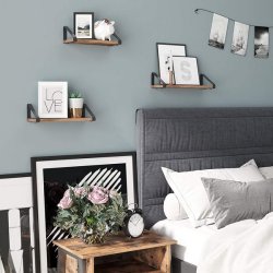 Hylder i tr - 3 vghngte svvende trhylder - brune vghylder