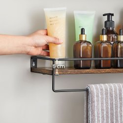 Hylder i tr - 2 vghngte svvende trhylder - brune vghylder