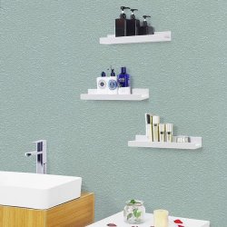 Hylder i tr - 3 vghngte svvende trhylder - hvide vghylder