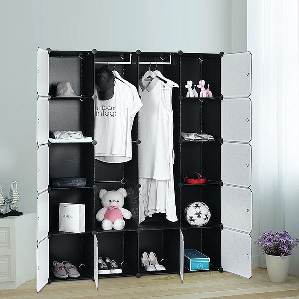 Se Reolsystem - kubisk garderobe i plastik med 2 bøjler og 12 rum - Entremøbler og garderobe > Garderobeskabe - klædeskabe - Daily-Living hos Daily-Living.dk